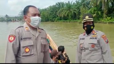 Waka Polres Asahan Di Dampingi Kapolsek Pulau Raja Naik Sampan Ke Desa Padang Mahondang